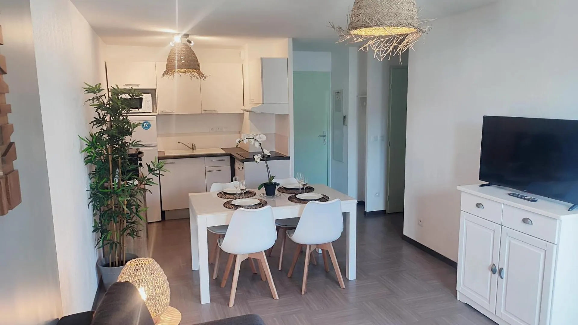 Appartement L'Olivier - Piscine et climatisation à Gréoux-les-Bains 0*,  France